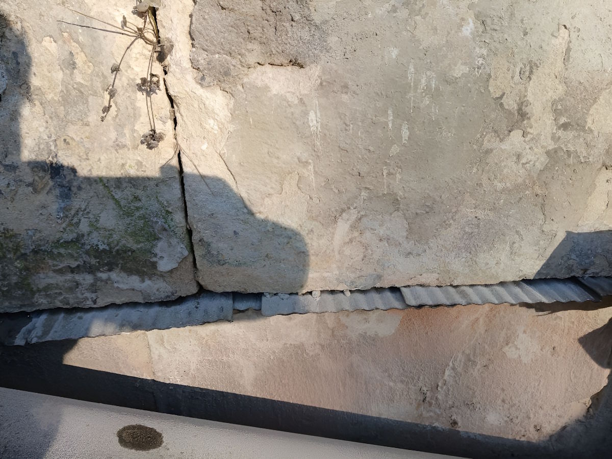 Niro Trennblech Anwendungsbeispiel eingebaut in Mauerwerk Horizontalsperre Feuchtigkeitssperre