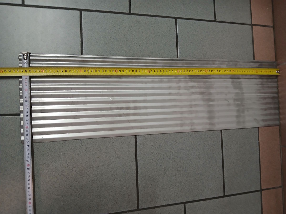 Edelstahl Trennblech Detailansicht mit Maßband Blechstärke 2mm