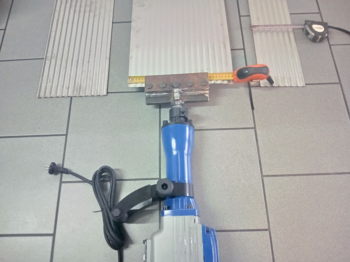 Einschlagwerkzeug für Niro Trennbleche Bohrhammer Aufnahme Mauertrockenlegung